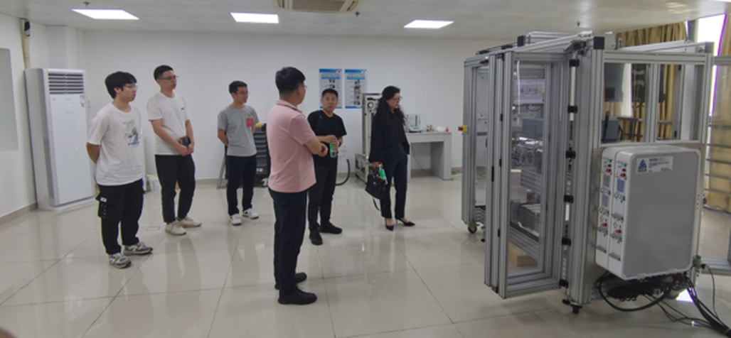 参观中海油深圳分公司实验中心，参观人员在实验装置前听取现场介绍