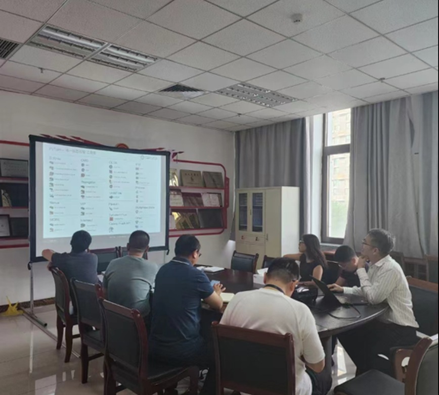 中石化西北局实验检测中心技术交流现场，大屏展示 PVTsim 软件界面