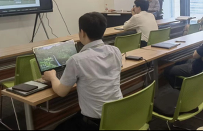 参训人员在机位上同步操作 PVTsim 软件