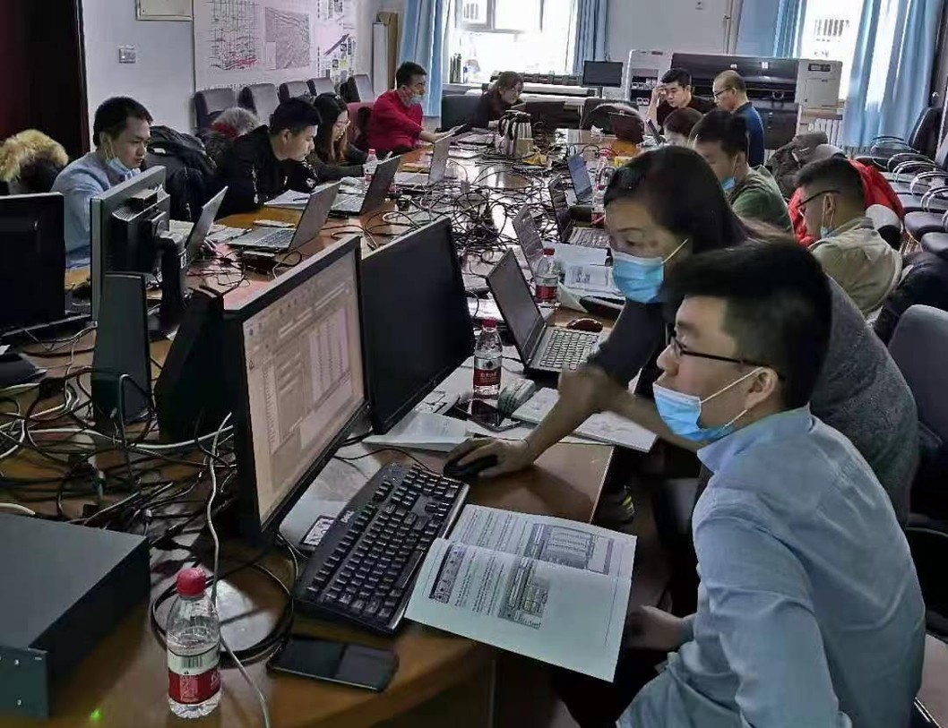 培训现场的机房式工位布局，与会人员在台式机与笔记本上同步操作