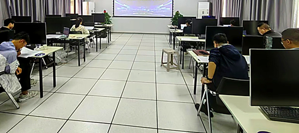 参训人员在机房内进行 PVTsim 上机考核