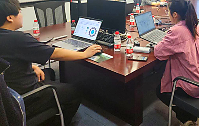 参训工程师在笔记本上进行 PVTsim 上机实操