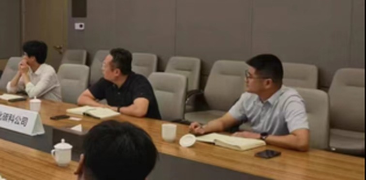 中石化碳科公司技术交流现场与会人员听取讲解并记录