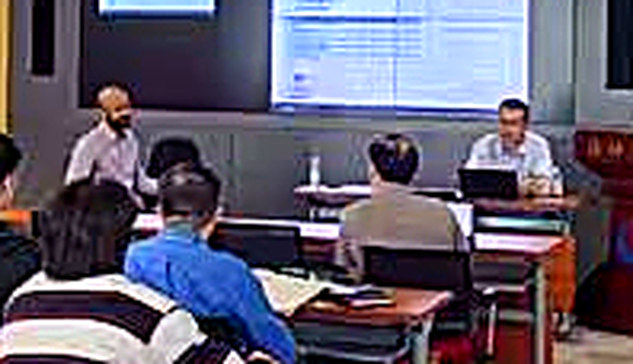 交流现场技术人员讲解并现场演示 PVTsim 软件操作