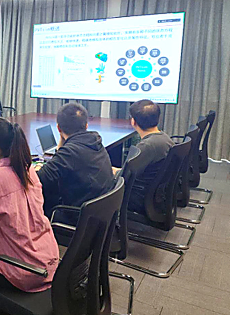 PVTsim 售前培训课件投影画面，参会工程师同步对照学习