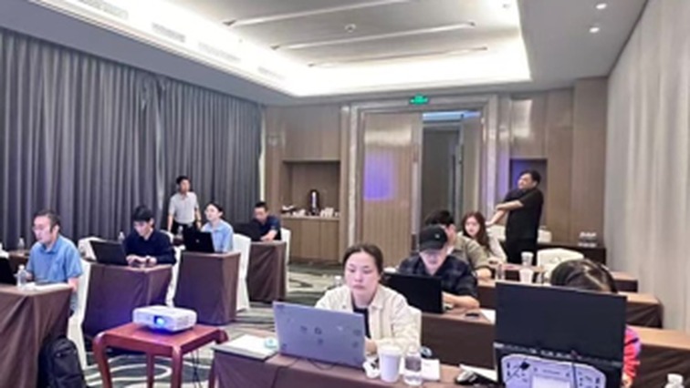 参训人员在会议室长桌前使用笔记本电脑进行 PVTsim 软件上机操作